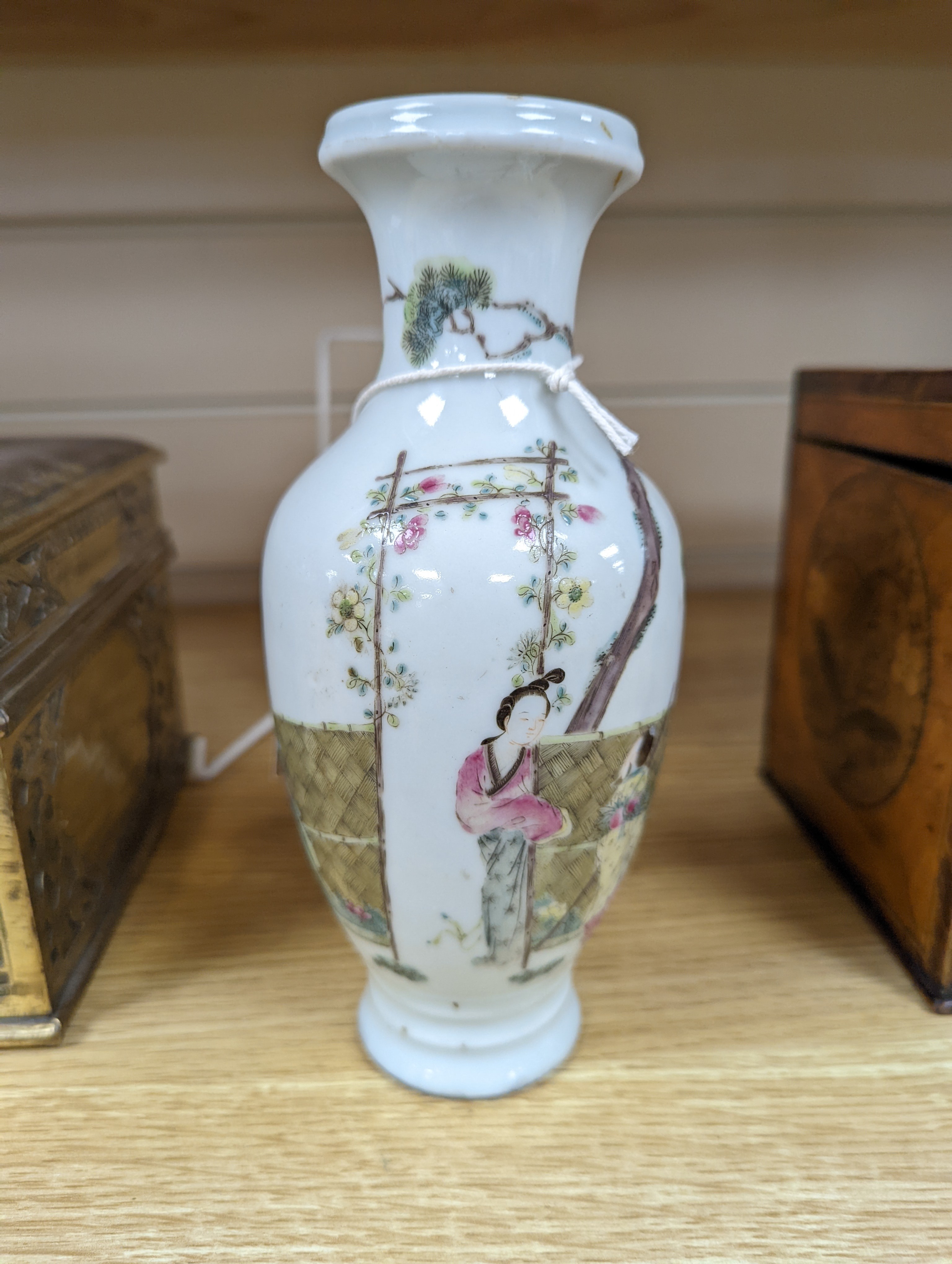 A Chinese famille rose vase, late Qing/ Republic, 20cm